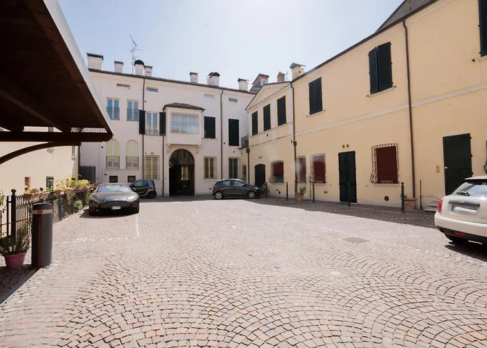 Mansarda Vespucci - Parcheggio Auto フェラーラ